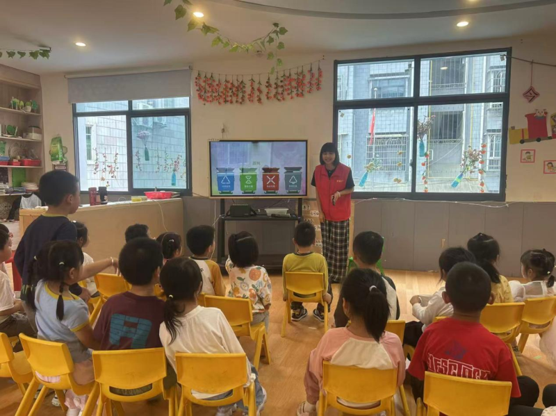 联城社区关工委工作人员走进五彩幼儿园开展环保与安全知识讲座。通讯员供图