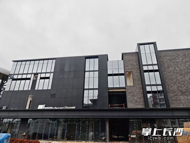 项目目前正在进行内外装修、装饰等扫尾工作。