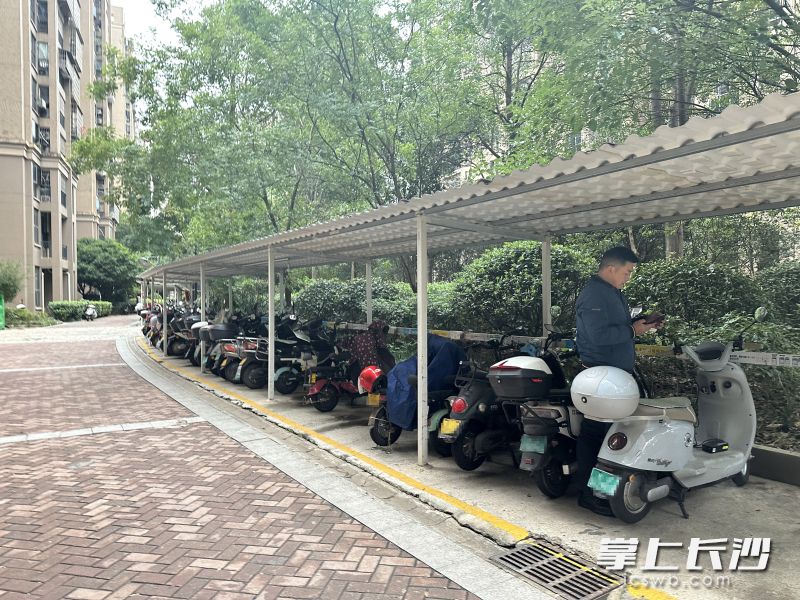 居民将电动车停到棚内。 居民将电动车停到棚内。