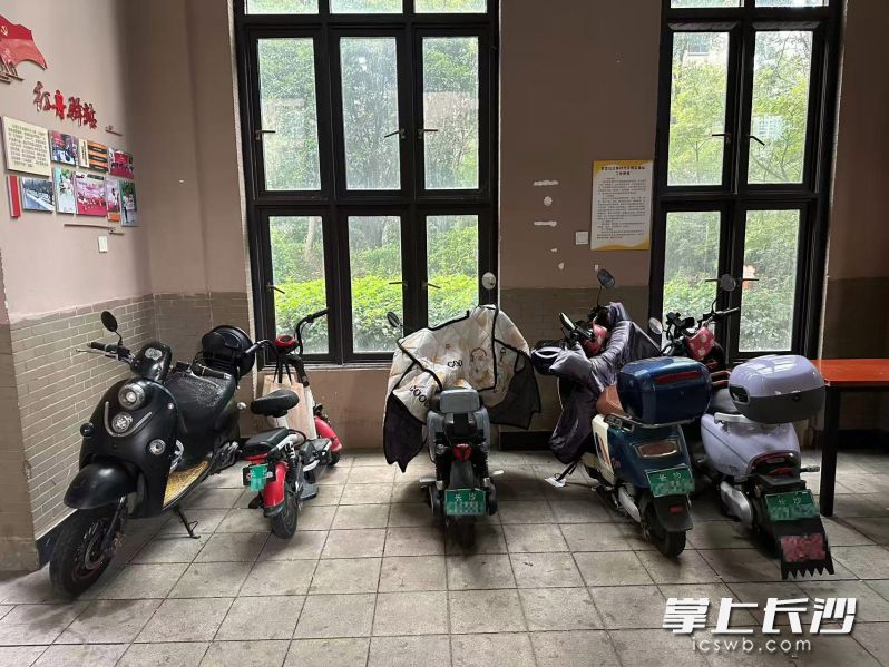 架空层停放着不少电动车。均为长沙晚报全媒体记者 李金 摄 架空层停放着不少电动车。均为长沙晚报全媒体记者 李金 摄