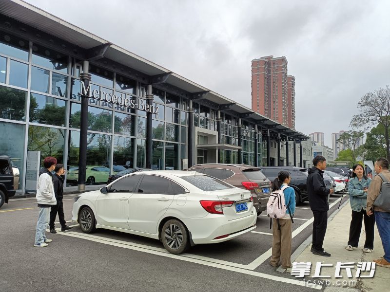 10月22日一大早,“闹闹”就与粉丝们集合在长沙仁孚奔4S店前。  长沙晚报全媒体记者 曹开阳 摄 10月22日一大早,“闹闹”就与粉丝们集合在长沙仁孚奔4S店前。  长沙晚报全媒体记者 曹开阳 摄