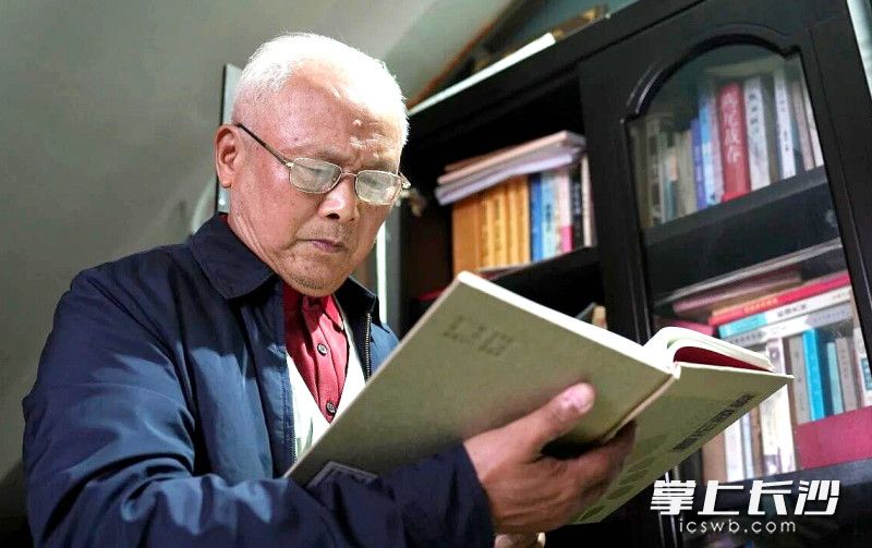 程国利在查找资料用于创作。均为长沙晚报全媒体记者 贺文兵 通讯员 左希山 摄