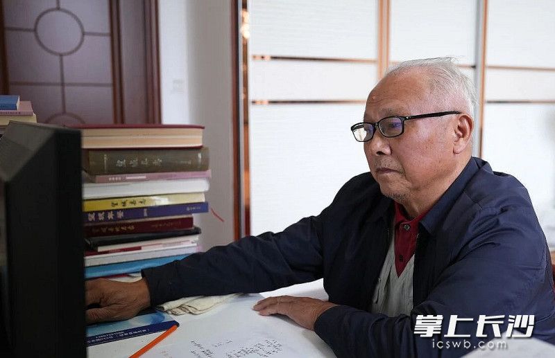 程国利正对着电脑码字写作。