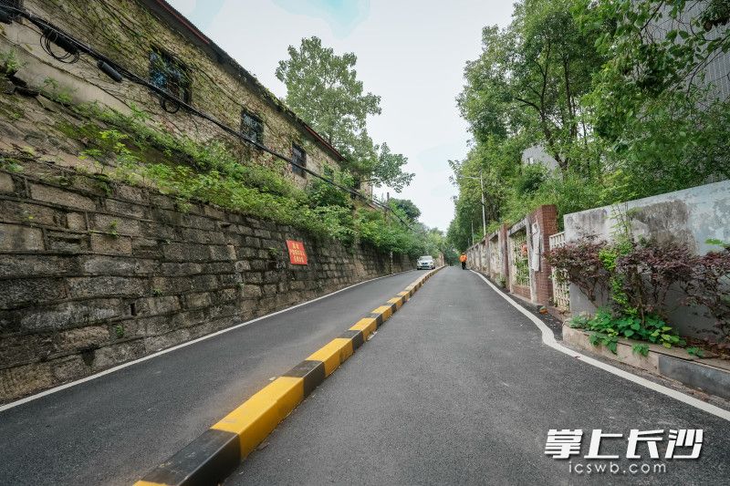 雅居路已实现“白改黑”，新增了路灯，更换了15个“四防”井盖，增设了隔离水泥墩。