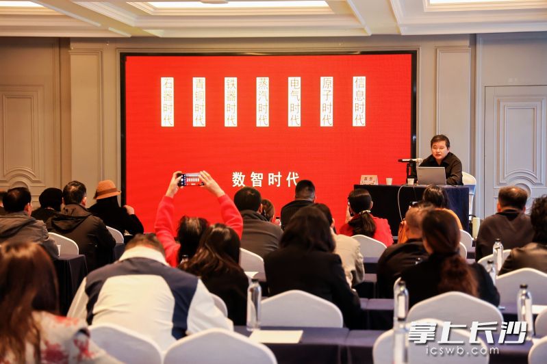 精彩的课程，吸引大伙入神聆听。