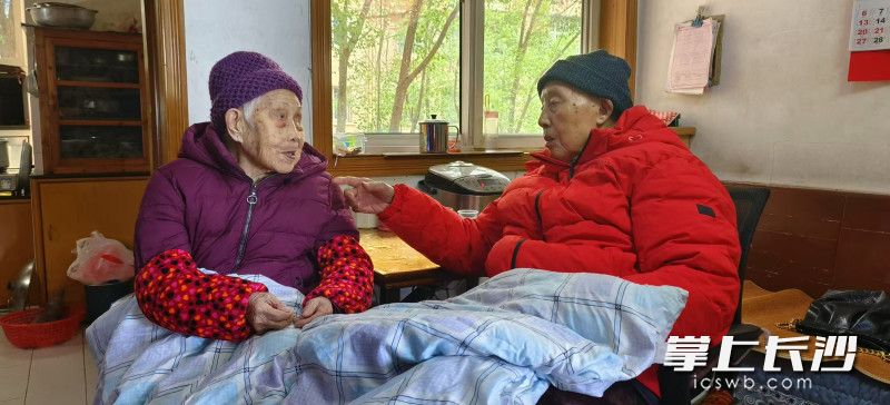 俞振藩（右）和谭魁华是一对令人羡慕的“两百岁组合”夫妻。 长沙晚报全媒体记者 周小华 摄