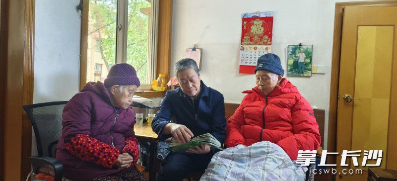 俞国林（中）在陪伴照顾父母。 长沙晚报全媒体记者 周小华 摄