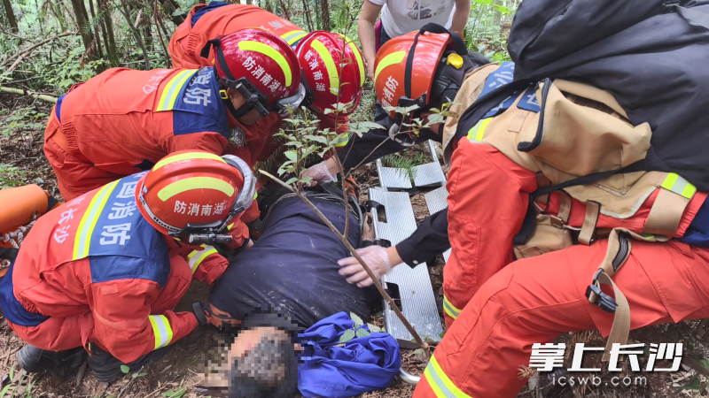 消防员正在营救摔倒的男子。  长沙晚报通讯员 寻艳 摄 消防员正在营救摔倒的男子。  长沙晚报通讯员 寻艳 摄
