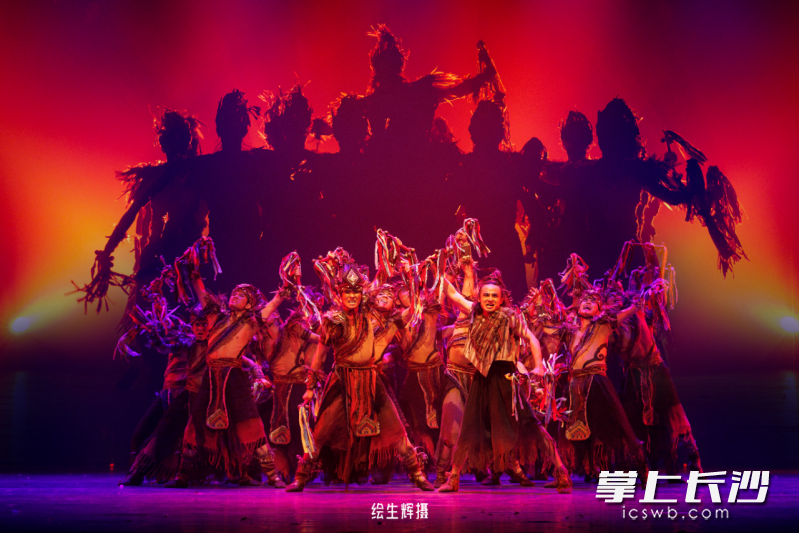 舞蹈《声生不息·铜铃魂》。 均为通讯员供图 舞蹈《声生不息·铜铃魂》。 均为通讯员供图