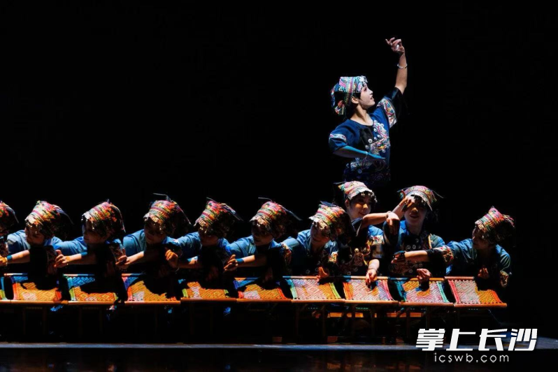 舞蹈《锦绣十八洞》入围第十五届中国舞蹈荷花奖民族民间舞终评。 舞蹈《锦绣十八洞》入围第十五届中国舞蹈荷花奖民族民间舞终评。