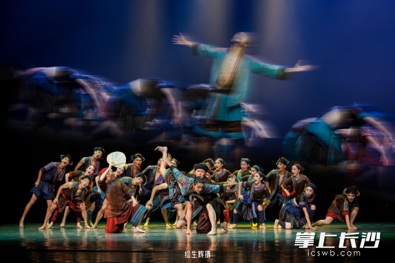 舞蹈《年年有鱼》。 舞蹈《年年有鱼》。