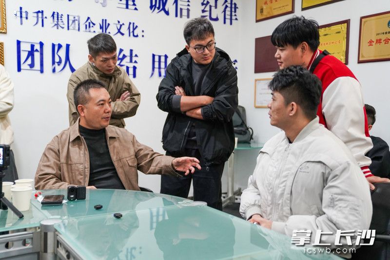 长沙“盘”车过程中,“闹闹”(前排左一)与粉丝商讨细节策略。 长沙晚报全媒体记者 邓迪 摄 长沙“盘”车过程中,“闹闹”(前排左一)与粉丝商讨细节策略。 长沙晚报全媒体记者 邓迪 摄