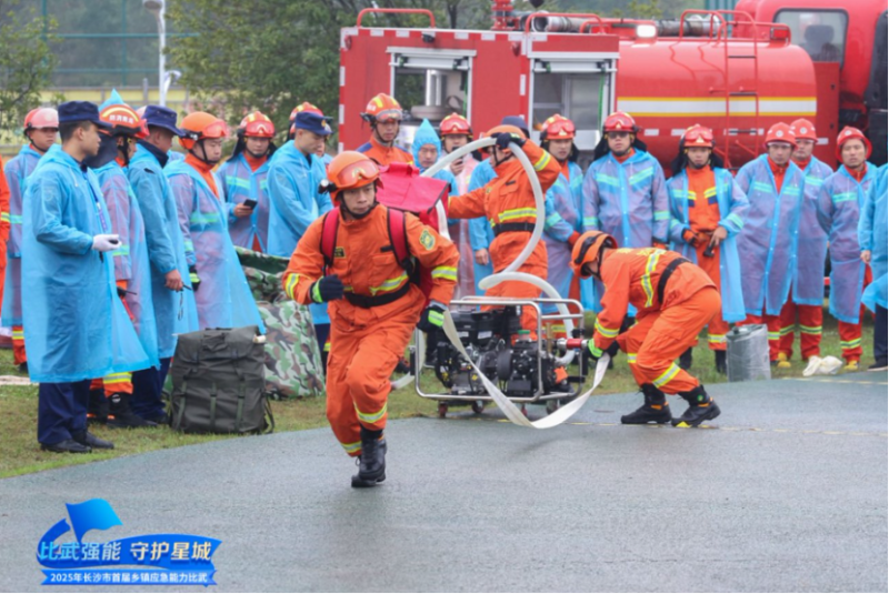 永安镇综合应急救援队队员背负水带冲刺在前。 永安镇综合应急救援队队员背负水带冲刺在前。
