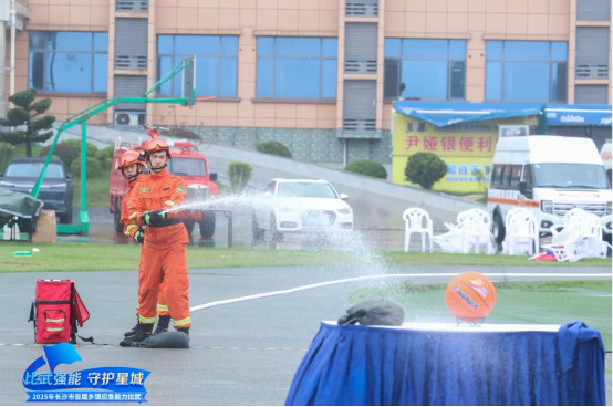 永安镇综合应急救援队队员用水枪精准喷射目标。 永安镇综合应急救援队队员用水枪精准喷射目标。