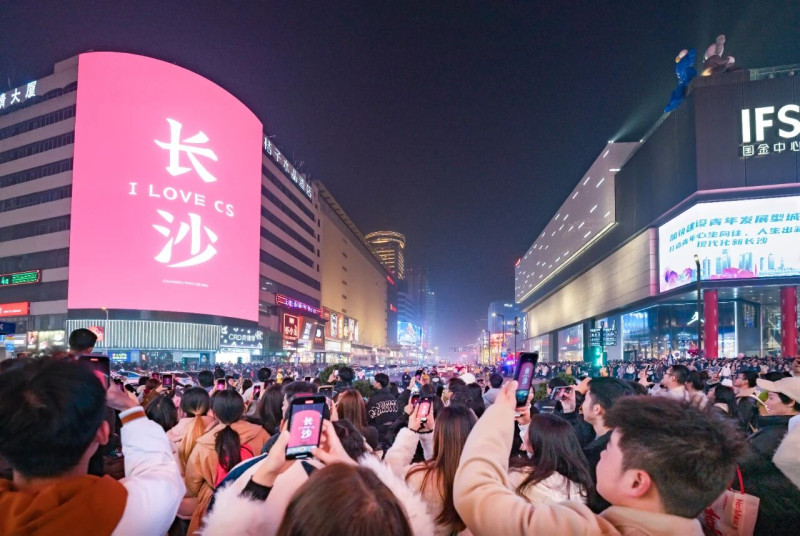 人流如织的黄兴路步行街。彭福宗 摄 人流如织的黄兴路步行街。彭福宗 摄