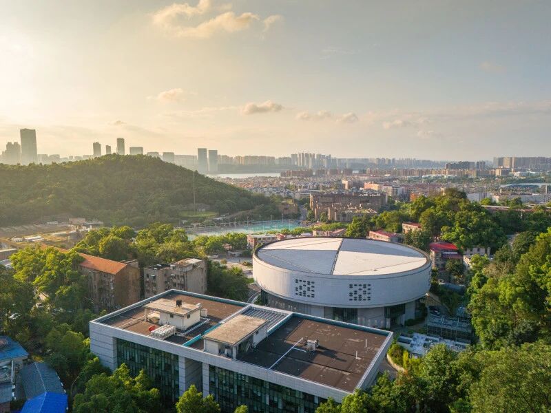 岳麓山下涌动着澎湃的科创动能。图源:湘江早报 岳麓山下涌动着澎湃的科创动能。图源:湘江早报