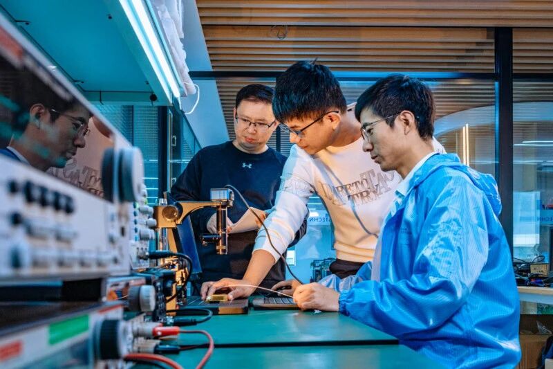 唐佳(右一)与团队在一起对产品进行实验。受访者供图 唐佳(右一)与团队在一起对产品进行实验。受访者供图