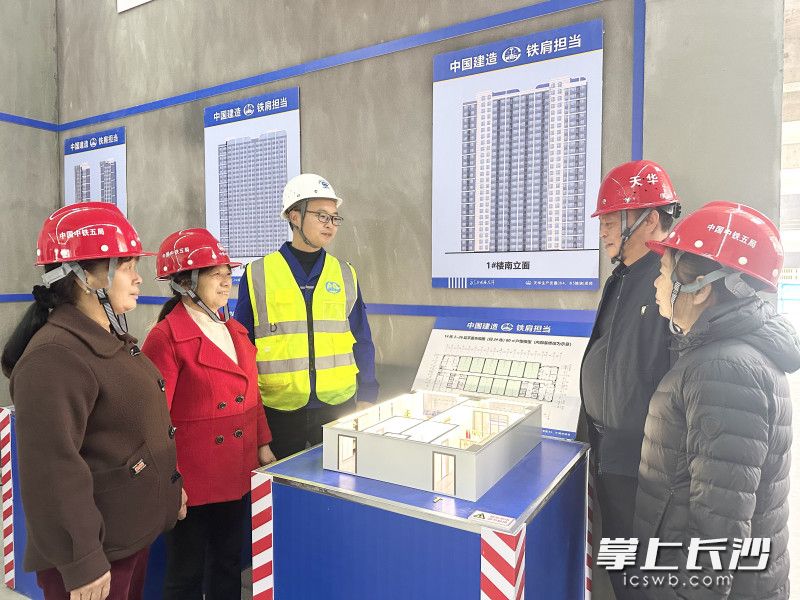 天华村300余名村民分批走进B5地块施工现场，实地了解未来家园的建设进展与居住品质。 均为长沙晚报通讯员高兴摄