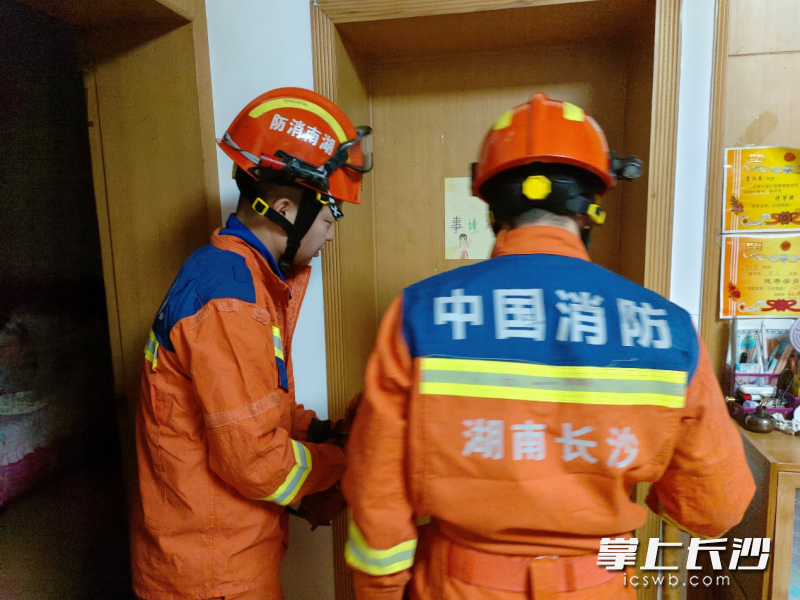 消防员正破门营救。 长沙晚报通讯员 罗霜操 摄