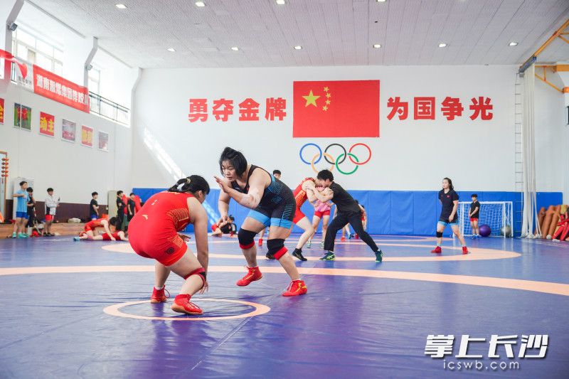 临近全运会，湖南女子摔跤队全力备战。 长沙晚报全媒体记者 易亿 摄