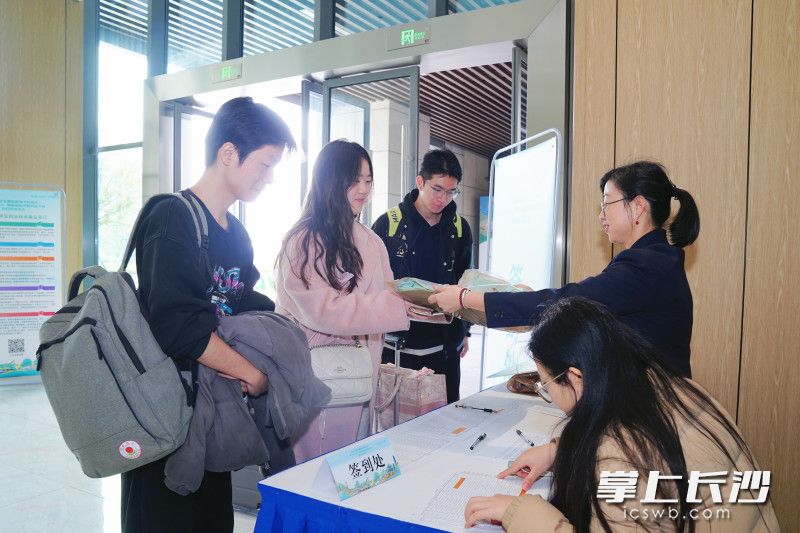 学子们在长沙青年人才驿站（马栏山站）办理入住。