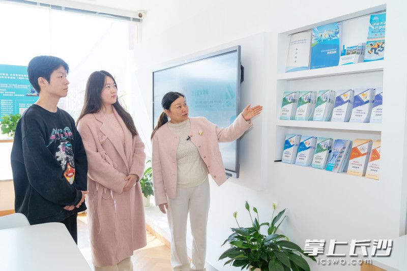 “大学生创业服务接待站”整合全市创业资源，帮助初来长沙的学子快速熟悉相关政策。