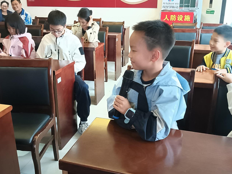 孩子们在课堂上积极互动。 孩子们在课堂上积极互动。