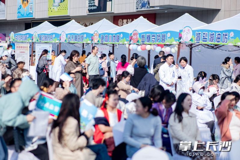 活动把三甲医院搬进集市,将专业健康服务与科学知识送到群众身边。 均为医院供图 活动把三甲医院搬进集市,将专业健康服务与科学知识送到群众身边。 均为医院供图