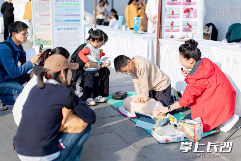 “急救小地摊”吸引很多市民前来学习。 “急救小地摊”吸引很多市民前来学习。