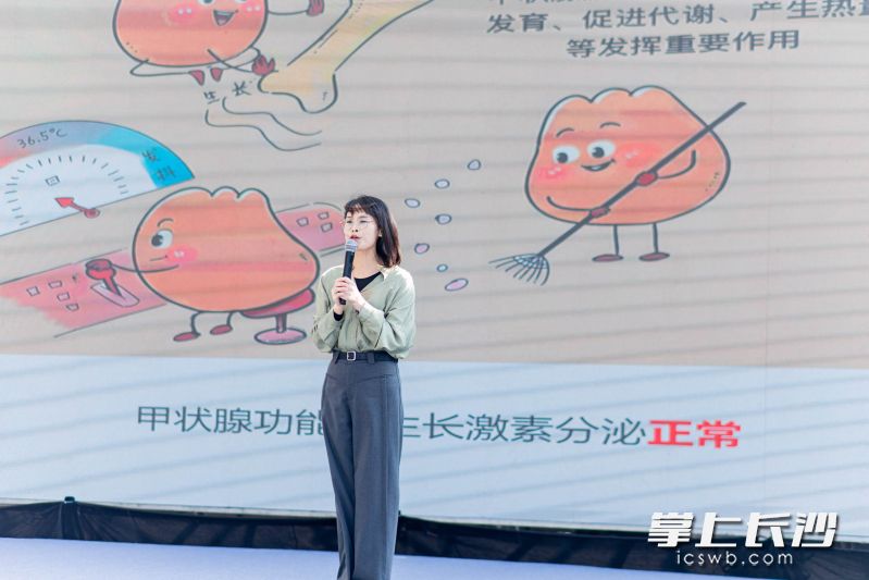 医护人员演讲台上讲科普。 医护人员演讲台上讲科普。