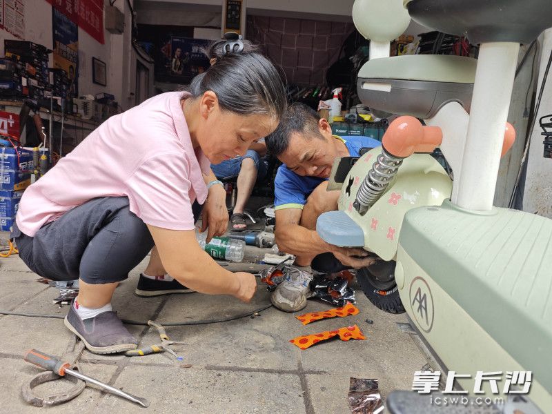 罗先喜的妻子在丈夫忙不赢的时候帮忙打下手。