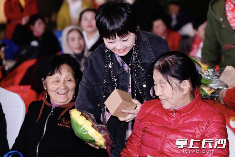 工作人员为长者送上“向日葵”礼品。 工作人员为长者送上“向日葵”礼品。