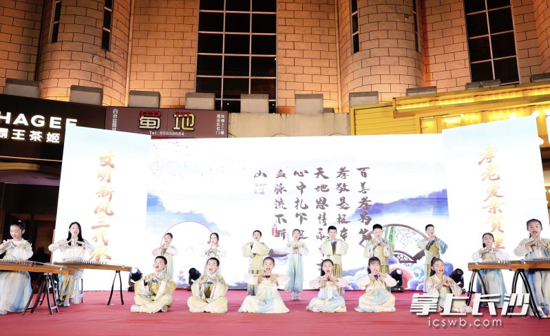 师大附中双语树人学校的孩子们带来《中华孝道》。 均为长沙晚报通讯员傅啸艳供图 师大附中双语树人学校的孩子们带来《中华孝道》。 均为长沙晚报通讯员傅啸艳供图