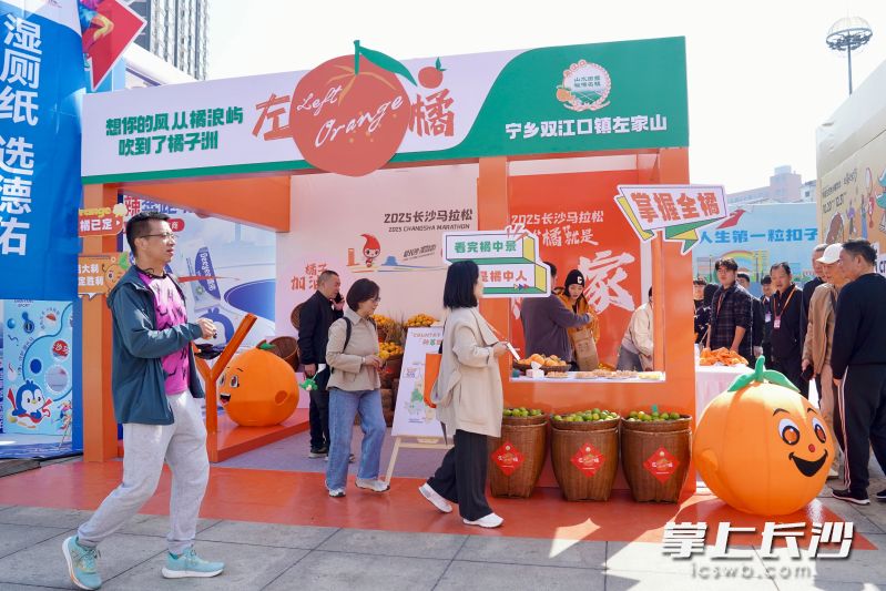 双江口镇以“橘”为媒、以“赛”为桥,让双江口大米、柑橘等农品借赛事流量“出圈”。  均为长沙晚报全媒体记者张禹、通讯员段华良  摄影报道 双江口镇以“橘”为媒、以“赛”为桥,让双江口大米、柑橘等农品借赛事流量“出圈”。  均为长沙晚报全媒体记者张禹、通讯员段华良  摄影报道