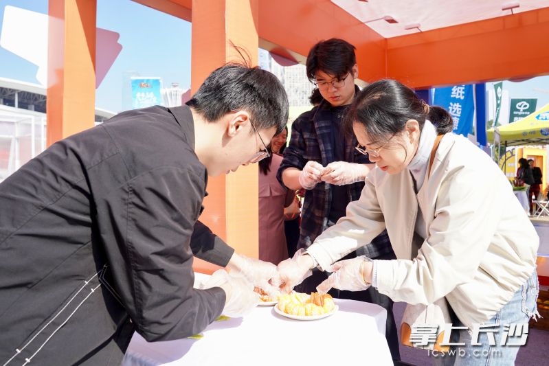 双江口镇以“舌尖美味”吸引人,不少市民朋友纷纷尝鲜。 双江口镇以“舌尖美味”吸引人,不少市民朋友纷纷尝鲜。