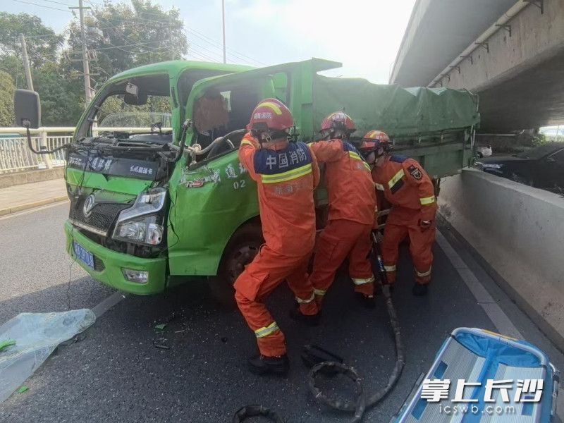 消防员正在营救被困司机。  长沙晚报通讯员 阮鹏霖 摄