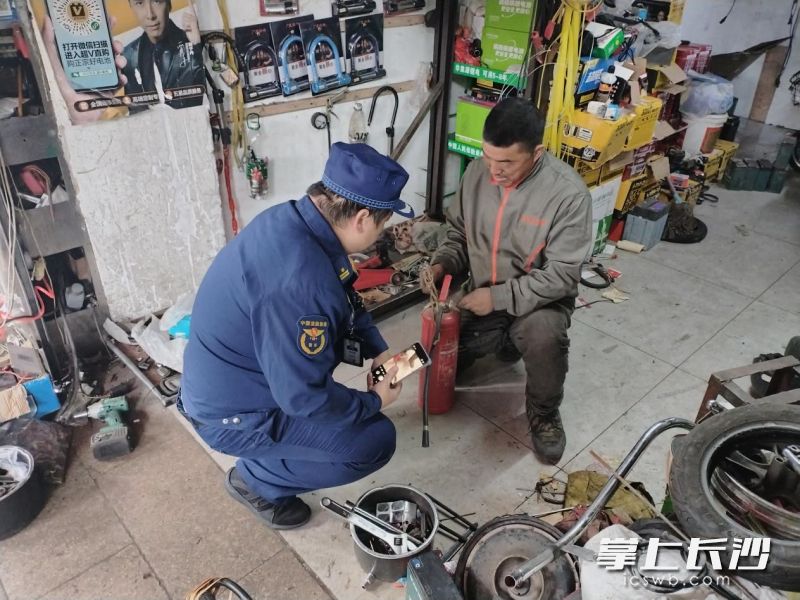 消防执法人员在进行检查。 长沙晚报通讯员 宁倩 摄