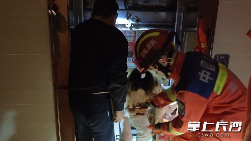 消防员成功营救出被困女子。 长沙晚报通讯员 王磊 摄