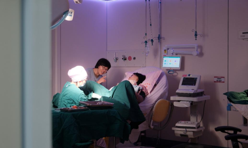 湖南省妇幼保健院产房,一位60岁的母亲陪伴女儿顺利完成分娩。长沙晚报通讯员 徐颖 余杨 供图 湖南省妇幼保健院产房,一位60岁的母亲陪伴女儿顺利完成分娩。长沙晚报通讯员 徐颖 余杨 供图