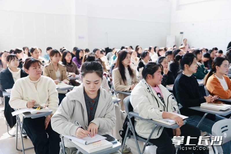 与会老师们聆听了5位幼师的读书心得分享。 与会老师们聆听了5位幼师的读书心得分享。