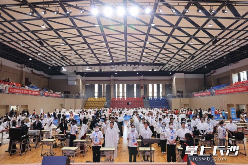 第27届湖南省发型美容美甲技能竞赛现场。 均为长沙晚报通讯员王磊摄 第27届湖南省发型美容美甲技能竞赛现场。 均为长沙晚报通讯员王磊摄