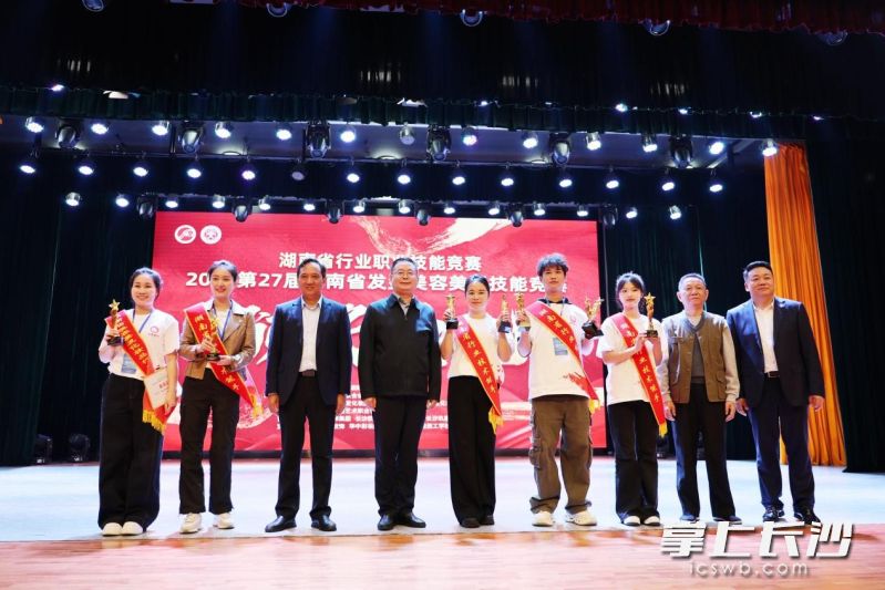 为全能冠军选手颁发“全能第一证书”。 为全能冠军选手颁发“全能第一证书”。