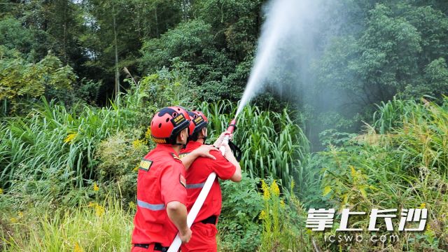 演练现场水泵的“水龙”喷涌而出，精准地扑向“着火点”。