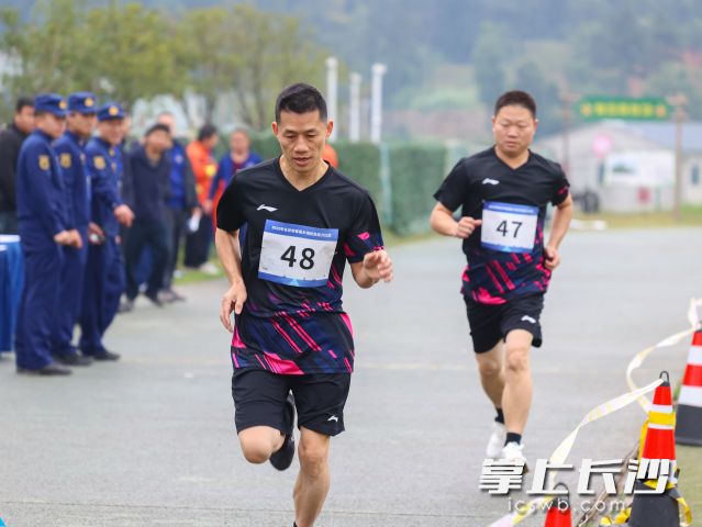 1000米徒手跑项目比赛现场。