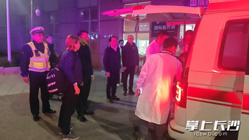 两名辅警仅用4分钟便将载有危重病人的救护车从银盆岭大桥西安全护送至中南大学湘雅医院。 长沙晚报通讯员 赵东平 摄