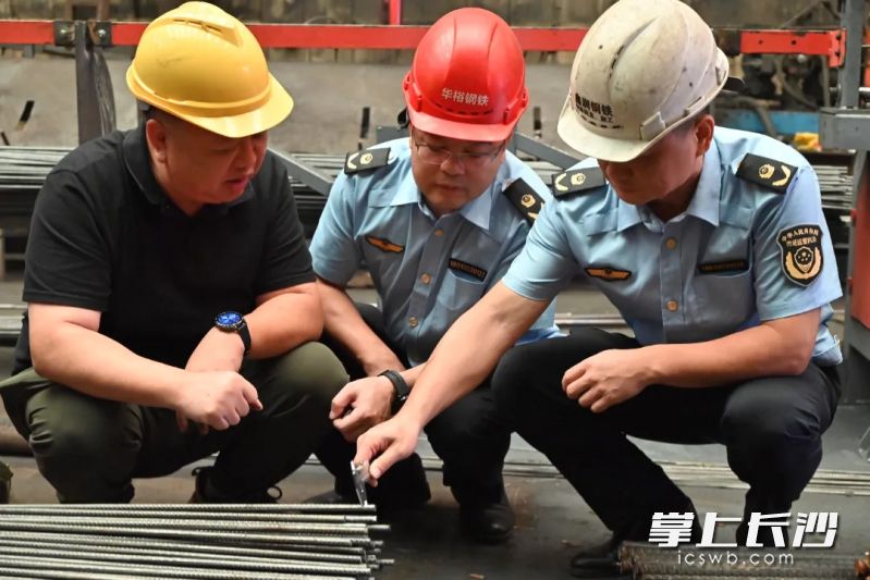 长沙市市场监管部门执法人员在对市场上的钢筋进行检查。长沙晚报通讯员 蒋郁 供图