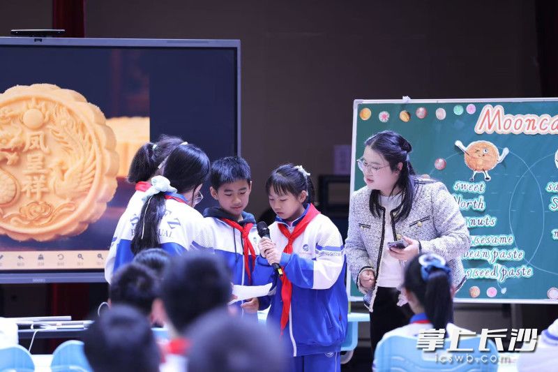 AI技术创设的真实语境让学生们化身“美食推荐官”。