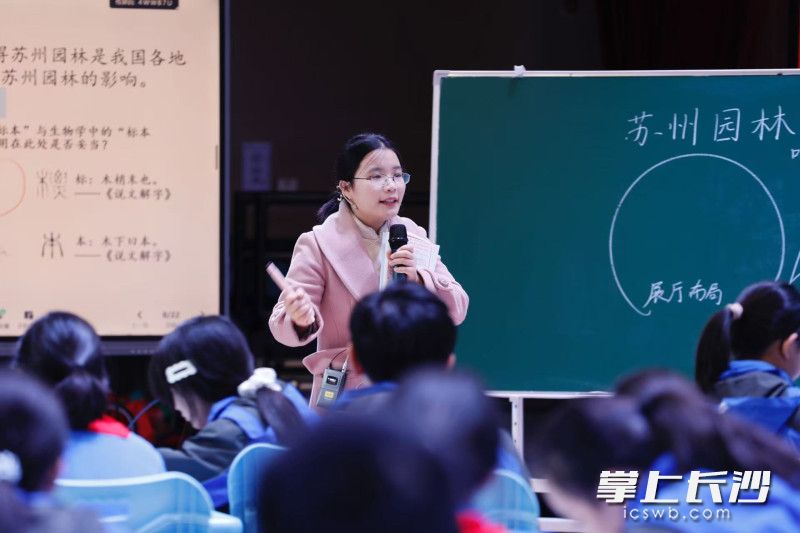 AI让学生身在长沙却身临其境“游览”苏州园林。