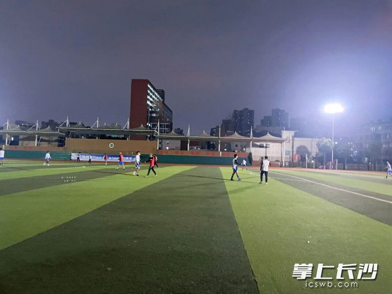湘超长沙队球员在雅礼书院中学足球队训练,让学生们零距离感受运动员的体育精神。均为通讯员 苏珊 供图 湘超长沙队球员在雅礼书院中学足球队训练,让学生们零距离感受运动员的体育精神。均为通讯员 苏珊 供图