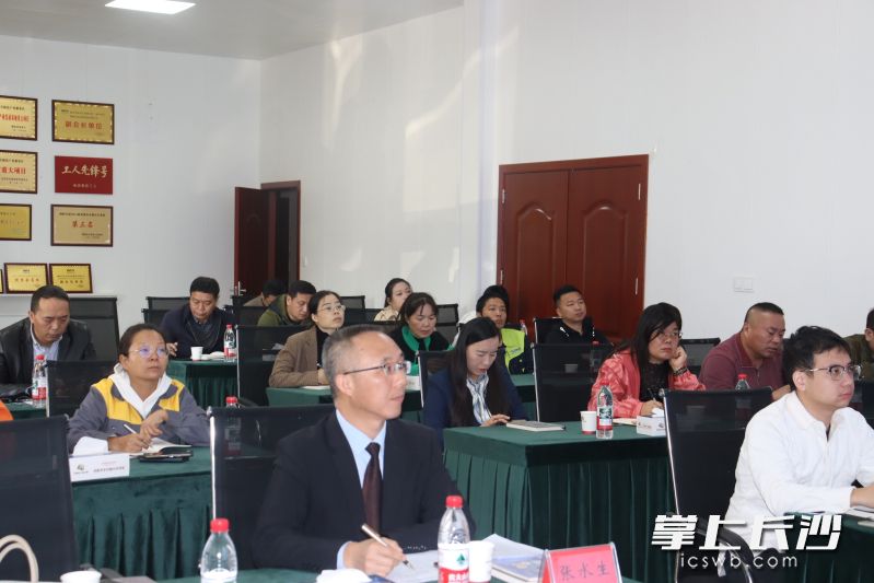 企业代表认真学习法律知识。 企业代表认真学习法律知识。